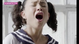 JUST GIRLS 4K Una joven colegiala sola y aburrida se masturba en el sofa de su casa corriendose a chorros hasta que lo deja empapado. Teen latina Jade Presley Hardcore squirting cosplay