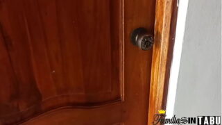 Mi hermanastra esta en el baño y la persigo a escondidad hasta convencerla para coger, el culo en cuatro patas me la follo hermanastra sexy