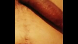 Me excita mucho que me estés mirando tocarme: El vigilante aburrido vacilando con su porra en el garita de seguridad se acaricia los huevos mientras mira porno